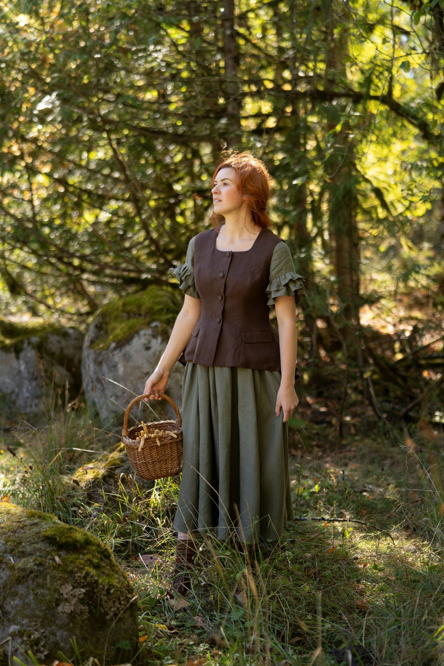 Claire linen vest and Odette dress in Sage green
- Fabric: 100% medium weight linen (190 g). Oeko-Tex Standard 100 certified
- Square neckline
- Tapered waist
- Flounces on the back 
- Large linen buttons
- Two pockets
Countryside living