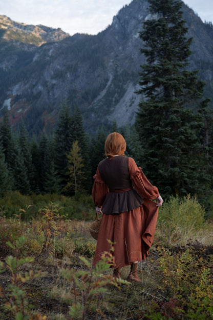 Ella linen dress in Rust
- Fabric: 100% medium weight linen (190 g), Oeko-Tex Standard 100 certified
- Ruffled neckline
- Puffed sleeves
- Flared skirt
- Rear zip fastening
- Lacing on the back
- 2 side seam pockets
- Midi length
Kayla Lobermeier and Jill Haupt of @underatinroof