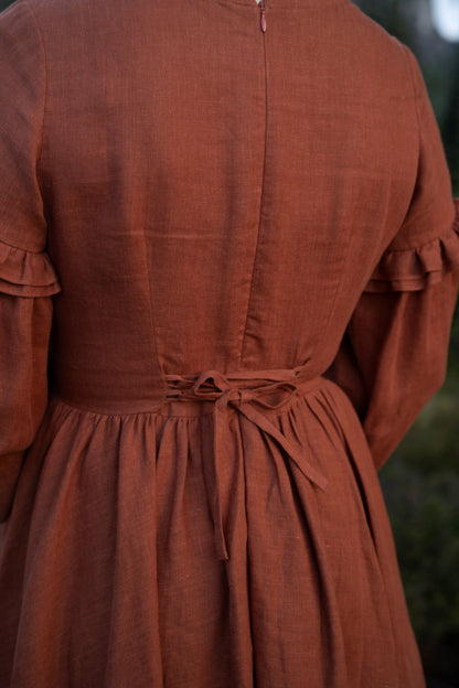 Ella linen dress in Rust
- Fabric: 100% medium weight linen (190 g), Oeko-Tex Standard 100 certified
- Ruffled neckline
- Puffed sleeves
- Flared skirt
- Rear zip fastening
- Lacing on the back
- 2 side seam pockets
- Midi length
October's colors