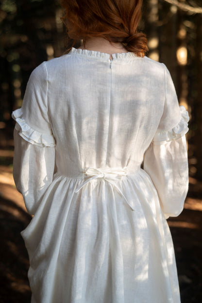 Ella linen dress in white
- Fabric: 100% medium weight linen (190 g), Oeko-Tex Standard 100 certified
- Ruffled neckline
- Puffed sleeves
- Flared skirt
- Rear zip fastening
- Lacing on the back
- 2 side seam pockets
- Midi length
For women