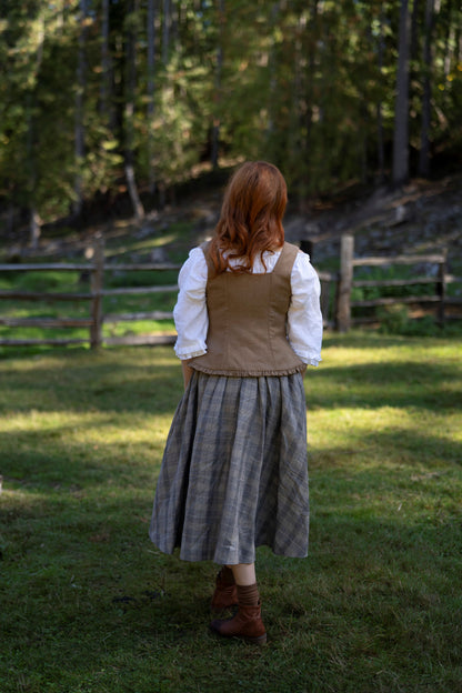 Faye linen busiter in gingerbread with plaid skirt and chemise.
A new collaboration collection Kayla Lobermeier and Jill Haupt of @underatinroof.
A brand new linen clothes, linen vests, linen dresses, chemise.
A cottagecore fashion

- Fabric: 100% medium weight linen (190 g). Oeko-Tex Standard 100 certified
- Square neckline
- Front lacing
- Light boning
- Ruffle at the bottom