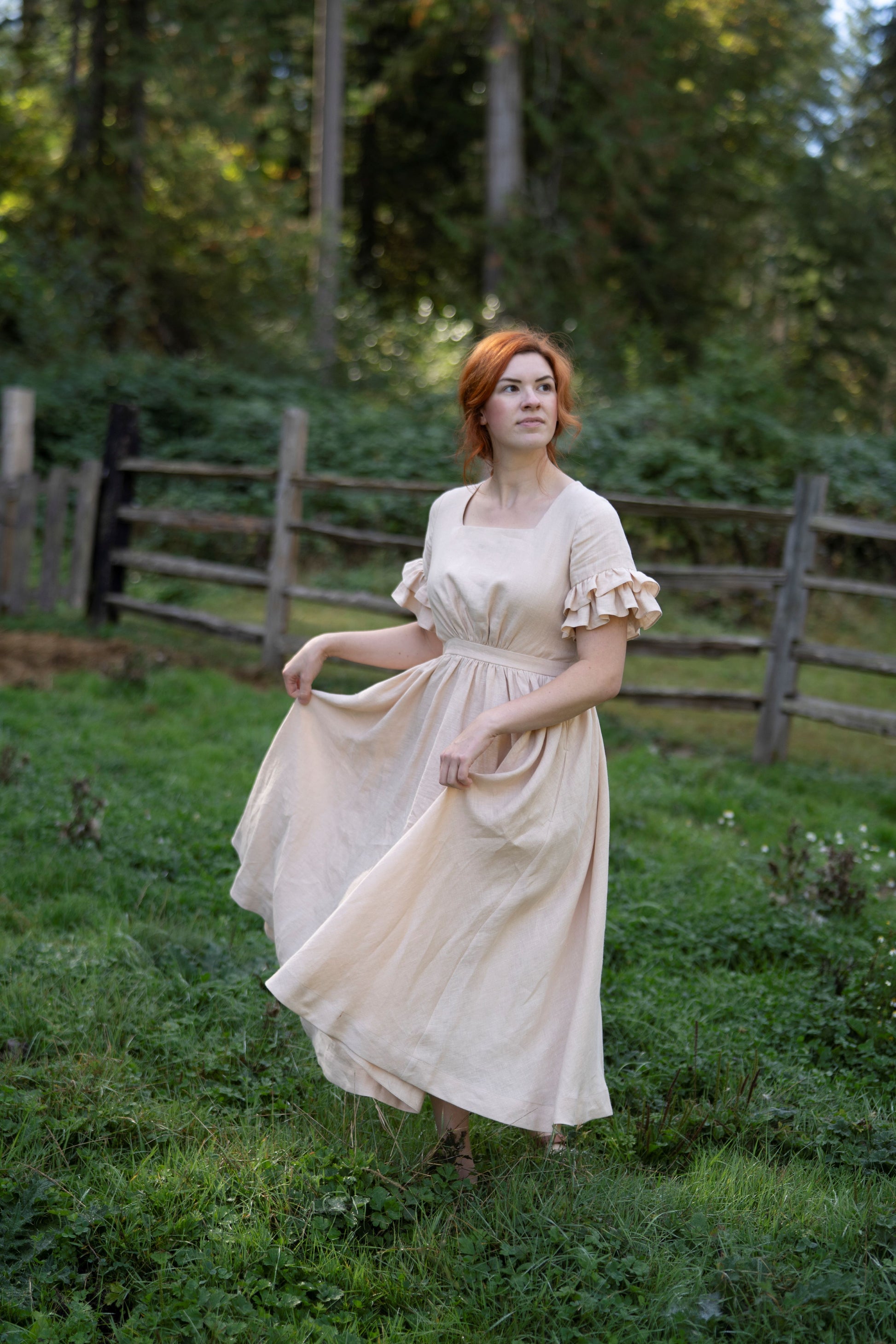 Odette Linen Dress in beige with short sleeves. - Fabric: 100% medium weight linen (190 g), Oeko-Tex Standard 100 certified
- Square neckline
- Ruffled short sleeves
- Flared skirt
- Rear zip fastening
- Lacing on the back
- 2 side seam pockets
- Midi length