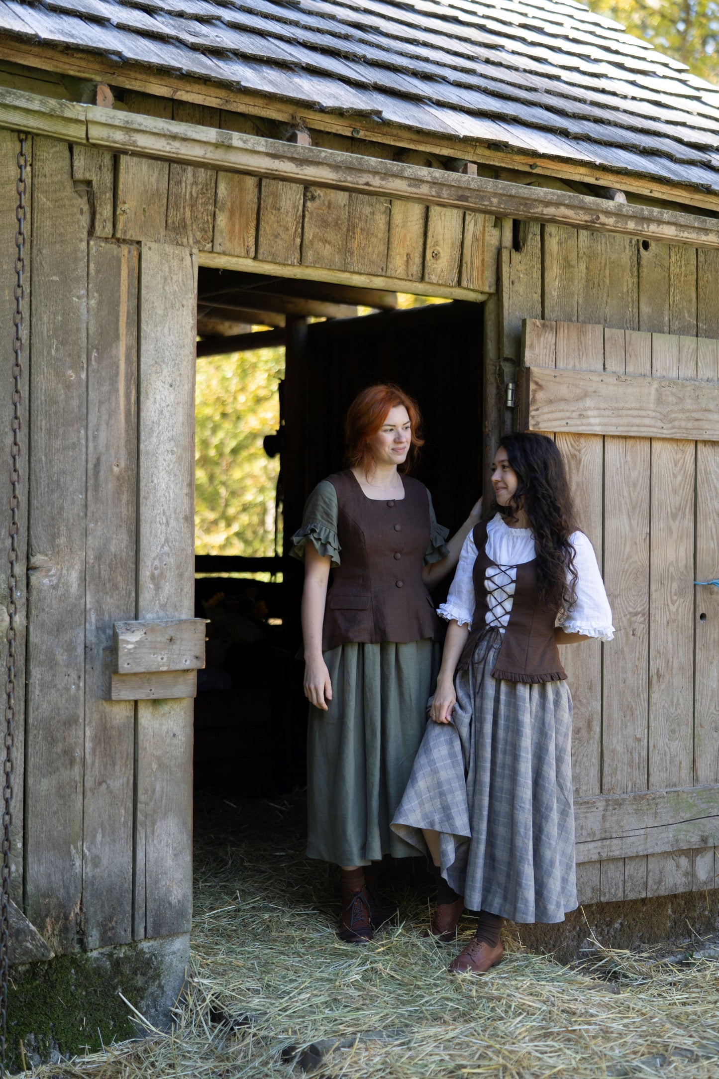 Faye linen busiter and Elaine linen vest, Odette dress, linen chemise, plaid skirt
A new collaboration collection Kayla Lobermeier and Jill Haupt of @underatinroof.
A brand new linen clothes, linen vests, linen dresses, chemise.
A cottagecore fashion