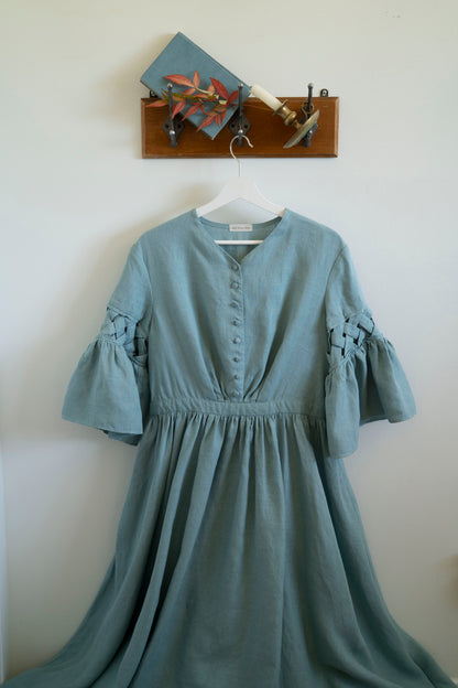 The Meg’23 linen Dress with short sleeves in dusty aqua color