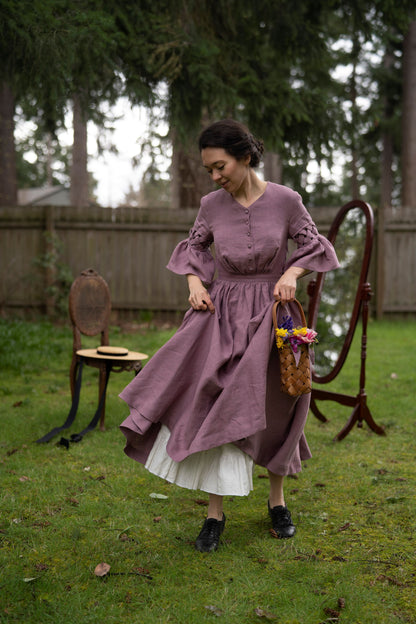 The Meg’23 linen Dress with short sleeves and petticoat