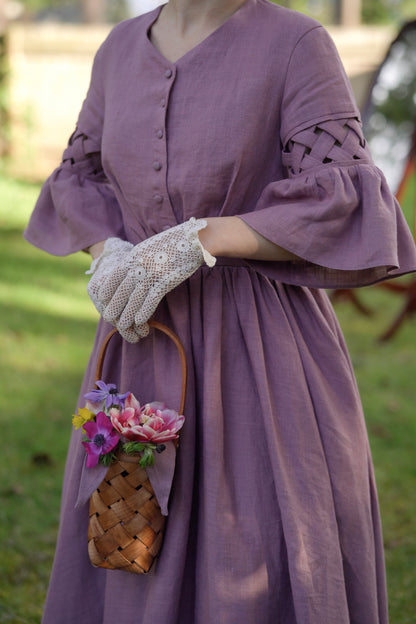 The Meg’23 linen Dress with short sleeves in  hand gloves